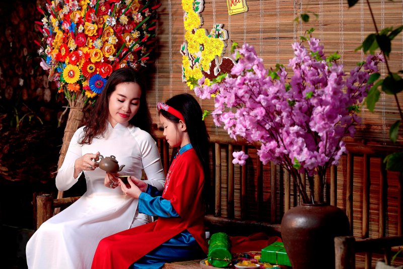 Những cành hoa giấy rực rỡ làm cho khung ảnh thêm mùi Tết xưa. Ảnh: Anh Thắng.