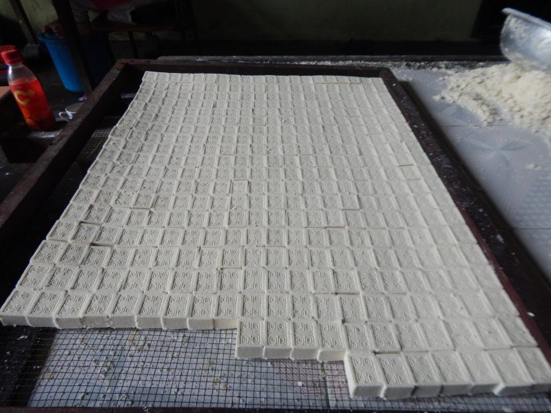 Những chiếc bánh in vừa được đúc xong.