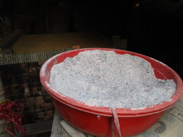Loại tro phải màu trắng để bức tượng đẹp hơn.