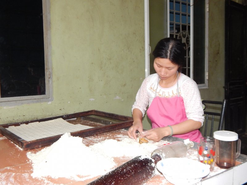 Người dân cần mẩn in bánh.