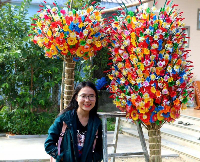 Du khách chụp ảnh bên chông hoa.