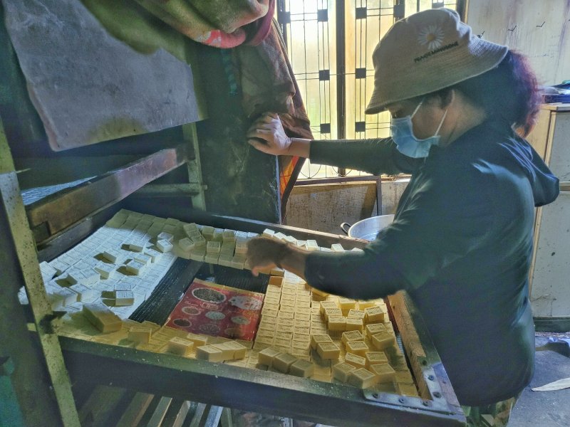 Những mẻ bánh in được sấy xong.