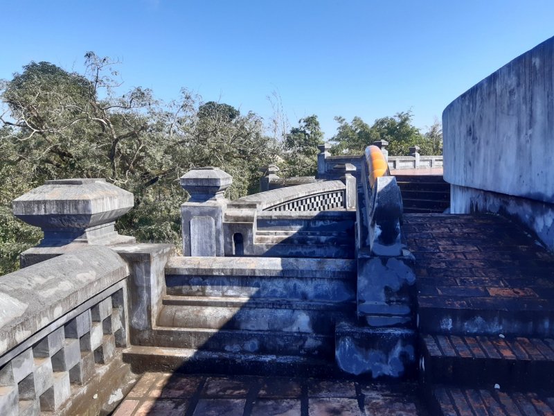 Xa xa là khán đài nơi vua ngồi đặt ở phía Bắc, xây cao hơn các vị trí xung quanh, có không gian tương đối rộng.