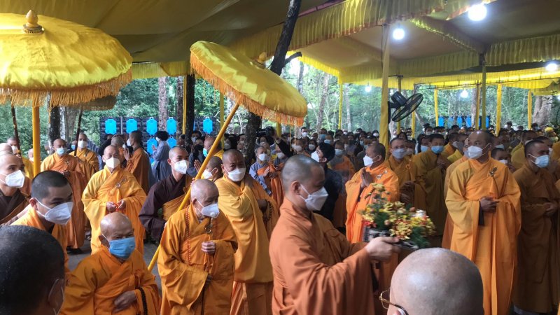Các đệ tử làm lễ nhập kim quan cho Thiền sư.