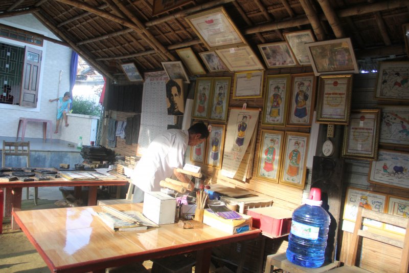 Dòng tranh dân gian làng Sình là đồ lễ không thể thiếu trong đời sống văn hóa tâm linh của người dân xứ Huế.