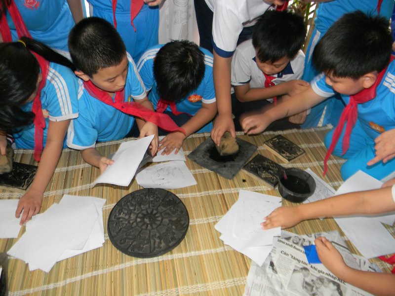 Các em học sinh làm quen với dòng tranh truyền thống.