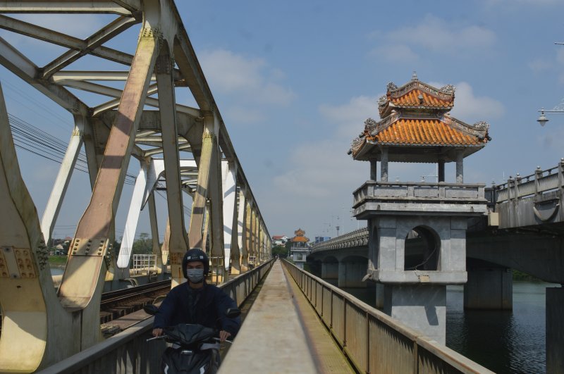 Có dự án cải tạo quy mô cầu Bạch Hổ bắt đầu triển khai từ năm 1998, hoàn thành năm 2000. Ảnh: Tuấn Hiệp.