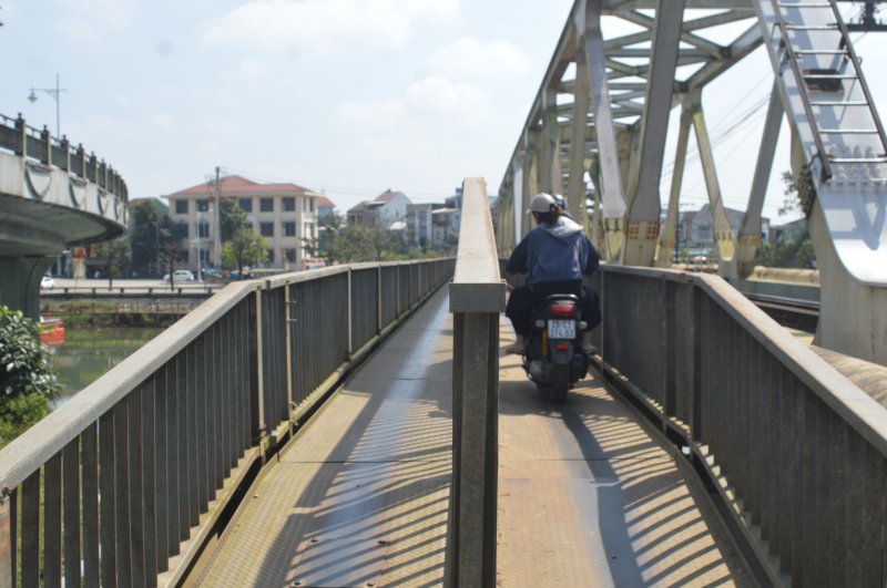 Trải qua bao thăng trầm lịch sử, cầu sắt Bạch Hổ trở thành hình ảnh ghi dấu trong tâm trí nhiều thế hệ người Huế, là di tích quan trọng gắn với nhiều thăng trầm lịch sử của Huế và lịch sử phát triển của ngành đường sắt Việt Nam. Ảnh: Tuấn Hiệp.