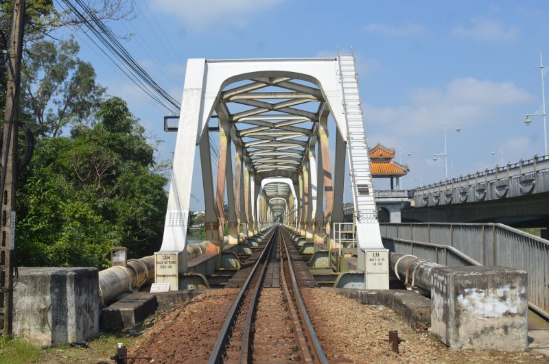 Cầu Bạch Hổ nối bờ Bắc của sông Hương đến cồn Dã Viên. Ảnh: Tuấn Hiệp.