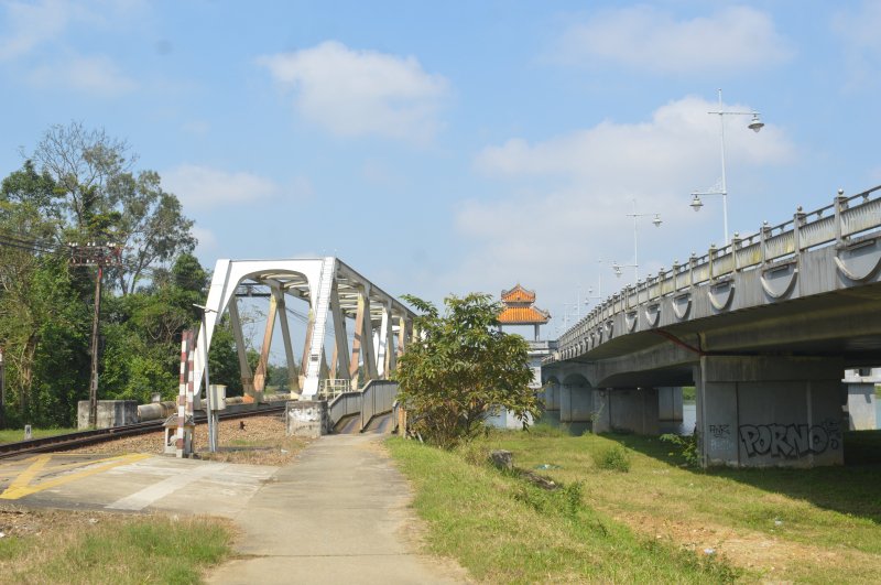 Ở giữa hai cầu này có đoạn đường sắt chạy qua cồn Dã Viên. Ảnh: Tuấn Hiệp.