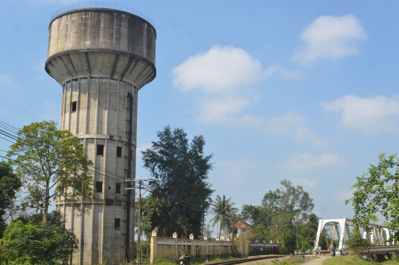 Giữa cồn có Nhà máy nước Dã Viên với tòa tháp nước cao xây dựng vào năm 1957. Ảnh: Tuấn Hiệp.