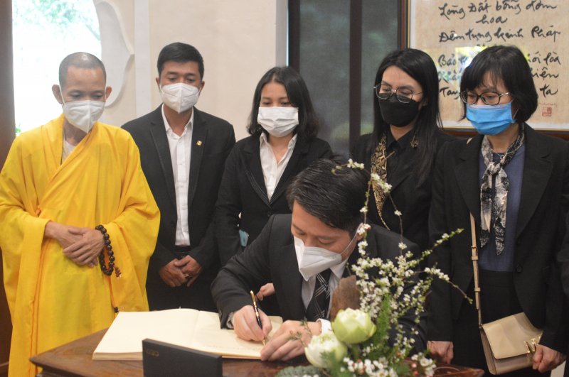 Đoàn Ủy ban Nhà nước về người Việt Nam ở nước ngoài do ông Ngô Trịnh Hà - Phó chủ nhiệm Ủy ban - dẫn đầu đã đến viếng và ghi vào sổ tang. Ảnh: Tuấn Hiệp.