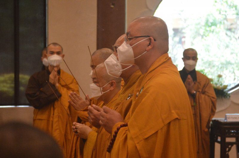 Hòa thượng Thích Nhật Từ đại diện Học viện Phật giáo Việt Nam tại TP. HCM viếng, đảnh lễ Thiền sư. Ảnh: Tuấn Hiệp.