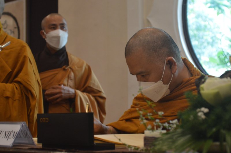 Tỳ kheo Giác Hoàng ghi vào sổ tang. Ảnh: Tuấn Hiệp.