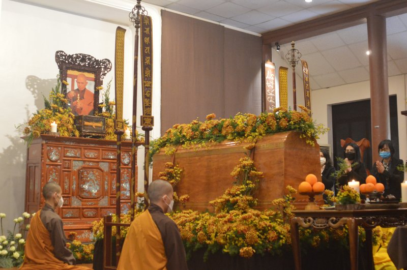 Không khí thanh tịnh, nghiêm trang. Ảnh: Tuấn Hiệp.