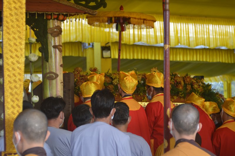 Đưa kim quan Thiền sư Thích Nhất Hạnh vào đài hỏa thiêu