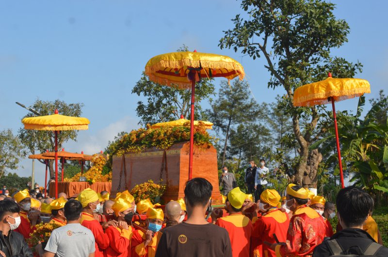 Kim quan Thiền sư Thích Nhất Hạnh đang được đưa vào đài hỏa thiêu