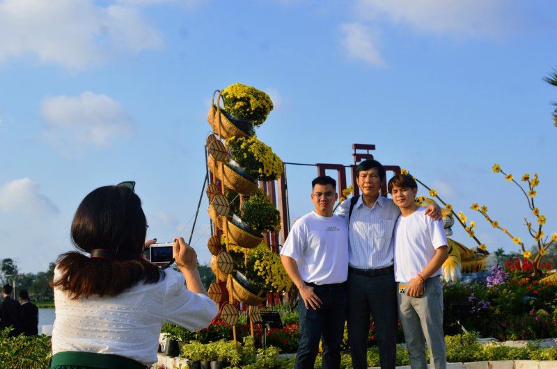 Chụp ảnh lưu niệm cùng các chú hổ