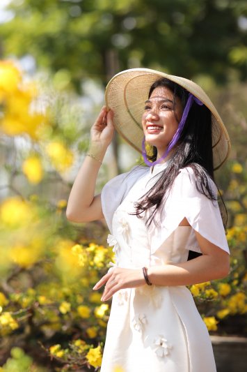 Một bạn trẻ rạng ngời bên hoa xuân