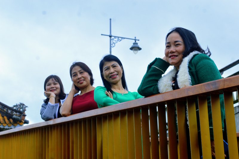 Giữa không gian thoáng đãng của cồn Dã Viên vừa được chỉnh trang, cây cầu đi bộ có lưới lan can sơn màu vàng nổi bật đã thu hút nhiều người dân, du khách đến vui chơi, chụp ảnh...