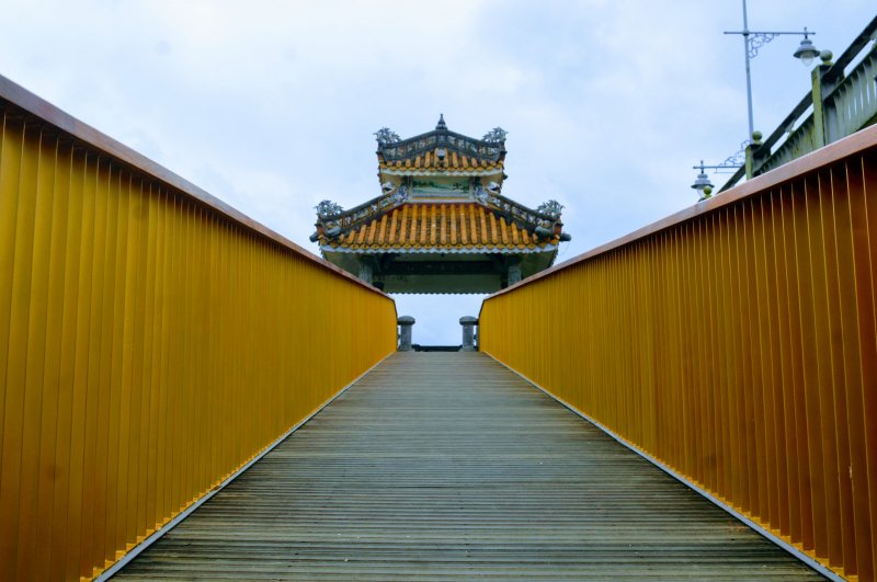 Xa xa là một vọng lâu.