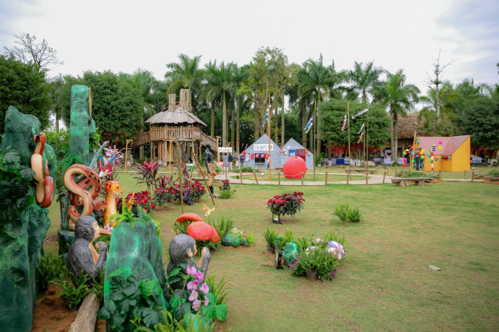 Với ý tưởng hội nhập, sự gắn kết của Ecopark với bạn bè năm châu, các khu vực điểm nhấn của Ecopark được trang trí thành 1 số biểu tượng, địa danh nổi tiếng của một số quốc gia đại diện cho các châu lục như: Cổng đền Tori nổi tiếng của Nhật Bản; Khu chợ Ba Tư của văn hóa các nước Araq; Đền Pathanon với kiến trúc đặc sắc mang dấu ấn của Hy Lạp; Cối xay gió và hoa Tuylip nổi tiếng của Hà Lan; Hang đá tại Châu Phi; ….