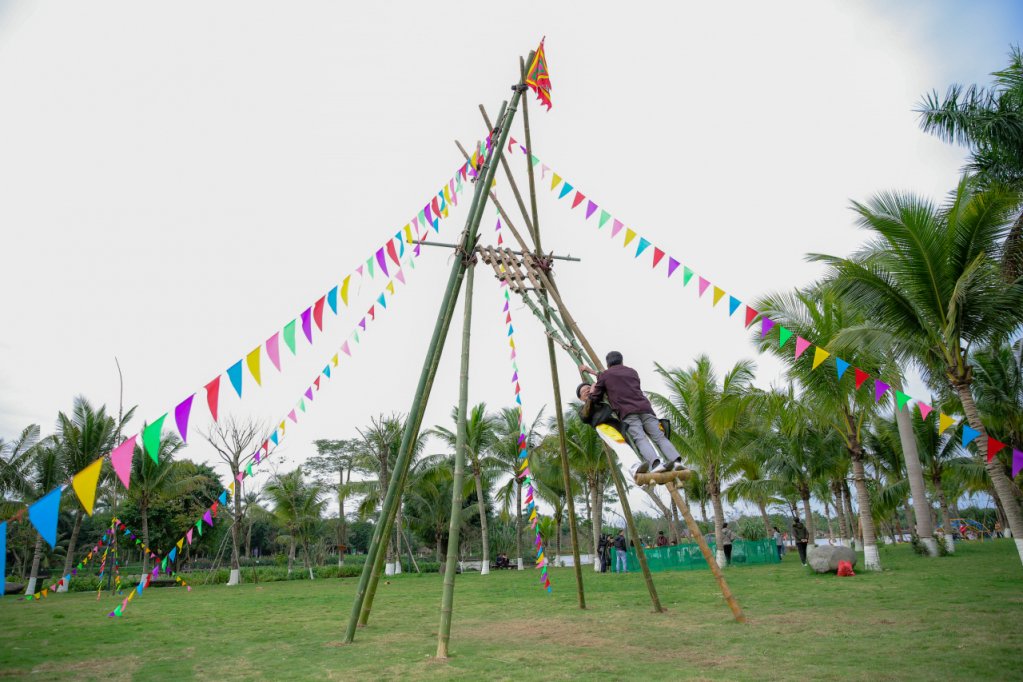 Chỉ những thế, với không gian ngập tràn những trò chơi dân gian sẽ mang lại những trải nghiệp lý thú.