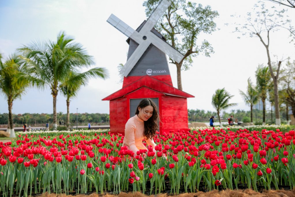 Lễ hội Xuân tại Ecopark năm nay vẫn là điểm đến hấp dẫn và độc đáo với người dân thủ đô và vùng lân cận. Diễn ra từ mùng 2 Tết và kéo dài đến hết mùng 9 Tết, Lễ hội Xuân Ecopark 2020 với chủ đề “Bản giao hưởng mùa xuân” thu hút hàng ngàn du khách tới tham quan ngay trong ngày đầu tiên mở cửa.