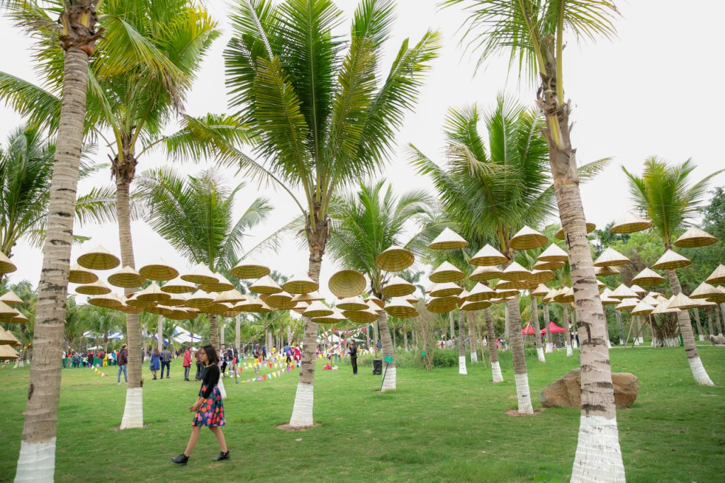 Ông Đoàn Quốc Việt – Giám đốc công viên Hồ Thiên Nga, khu đô thị Ecopark chia sẻ, “Bên cạnh các trò chơi văn hoá nước ngoài mang tính giải trí, độc đáo, mới lạ, chúng tôi còn xây dựng khu trò chơi dân gian văn hoá Việt Nam như đập niêu, bắt lợn, ném còn, đi cầu kiều…. giúp trẻ em có cơ hội hiểu thêm về các lễ hội, trò chơi truyền thống của cha ông ta. Điều này có ý nghĩa quan trọng, vừa tạo ra sân chơi bổ ích, vừa giúp các em rèn luyện sức khoẻ và điều quan trọng là giúp các em có ý thức bảo tồn những nét đẹp truyền thống văn hoá dân tộc và gắn kết cộng đồng”.
