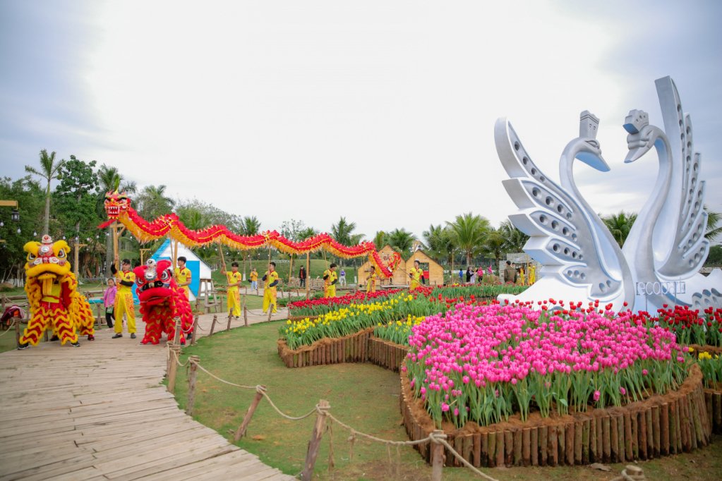 Đến với lễ hội là, du khách được ngập tràn trong sắc hoa rực rỡ, đặc biệt là những khu vực được trang trí với loài hoa tulip.
