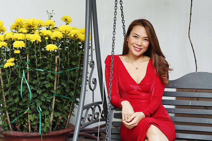 Tối 14/2, Mỹ Tâm một mình ngồi hóng mát ngoài vườn, nướng bắp và nghêu ngao hát ca khúc mới sáng tác. Trong đoạn video đăng trên fanpage, Mỹ Tâm chia sẻ cô đang trải qua một Valentine đơn thân chứ không đi hẹn hò như mọi người.