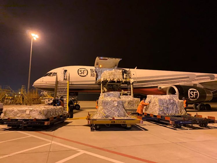 Chuyến bay chở về Vũ Hán rất nhiều trang thiết bị y tế chống dịch CoVid-19.