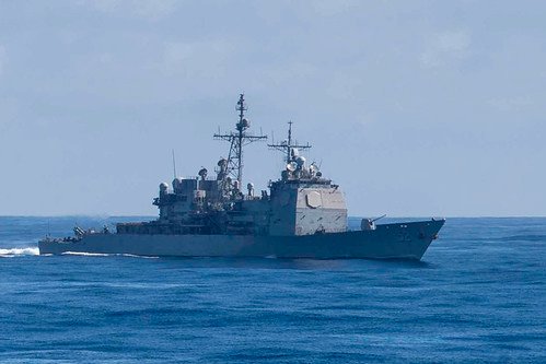 USS Bunker Hill (CG 52) đi qua Thái Bình Dương tháng 1/2020. Con tàu thuộc lớp Ticonderoga có lượng giãn nước 9.800 tấn, dài 173m.