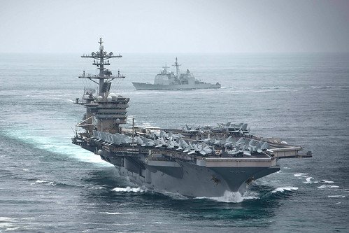 Tàu sân bay USS Theodore Roosevelt (CVN 71) và tuần dương hạm USS Bunker Hill (CG 52). Ảnh: Hải quân Mỹ.