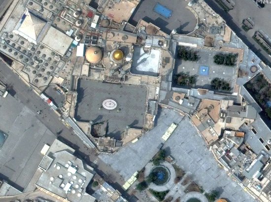 Nơi được cho là linh thiêng nhất của Iran hầu như trống rỗng khi mái vòm vàng nổi tiếng của nó lấp lánh dưới ánh sáng mặt trời. Đường phố, sân và xung quanh đền thờ cũng vắng vẻ.