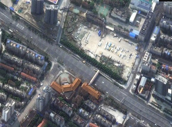 Khi dịch Covid-19 xảy ra, thành phố này vắng lặng, nhiều chỗ không một bóng người.