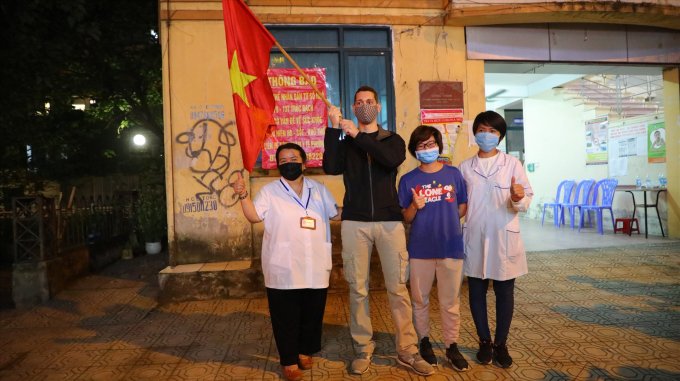 Các nhân viên y tế chung vui cùng người dân. Ảnh: Lao động.