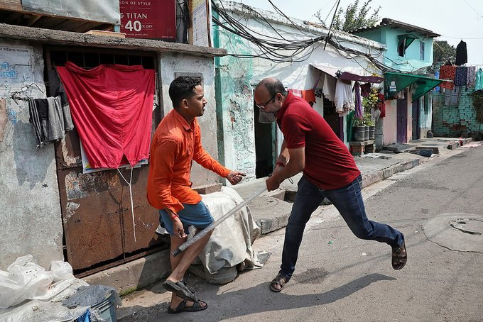 Một người bị đánh vào chân vì lang thang ngoài đường.