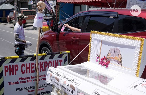 Chốt kiểm soát giao thông trưng một chiếc quan tài với lời cảnh báo 