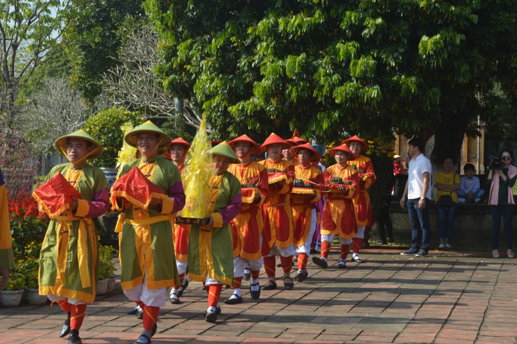 Nghi thức rước bánh.