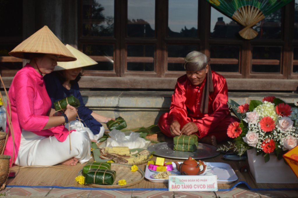 Các đội thi hăng say gói bánh.