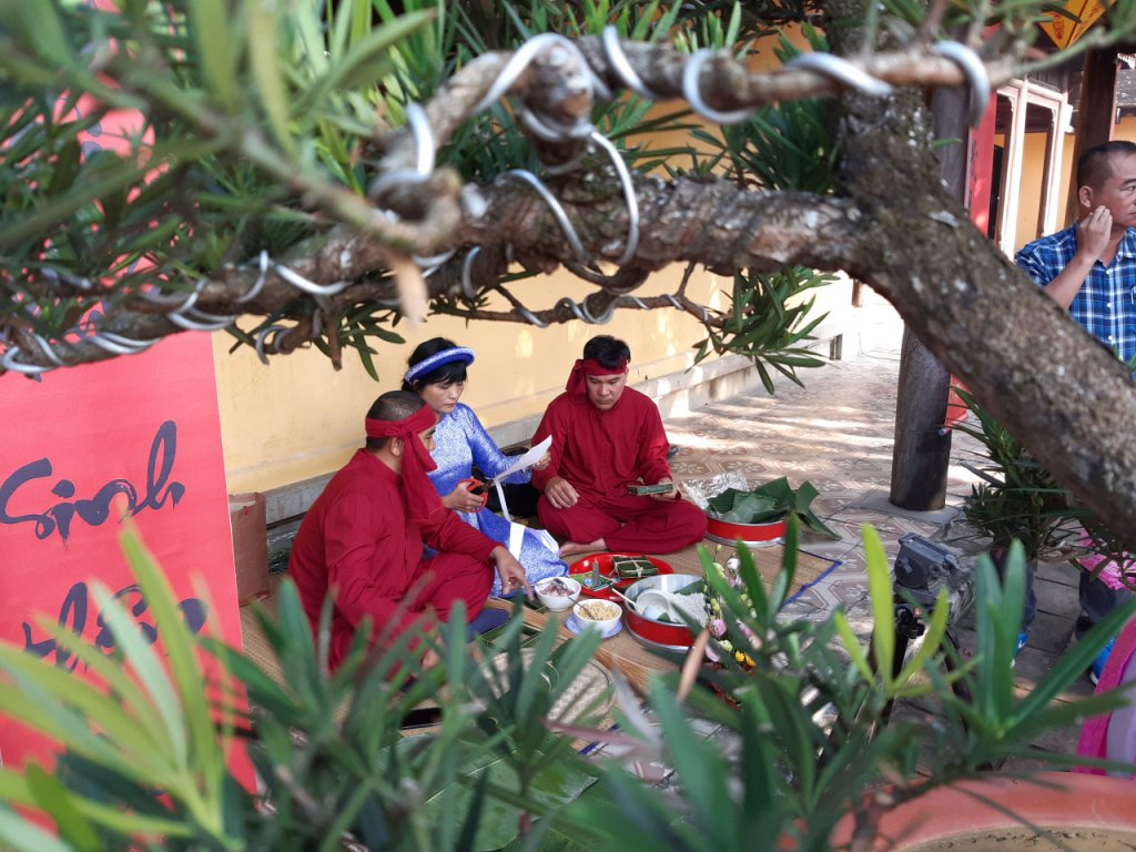 Không khí ngập sắc xuân.