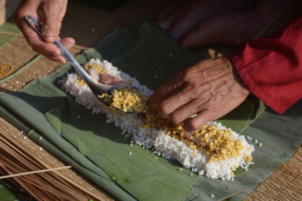 Thêm nhân vào bánh tét.
