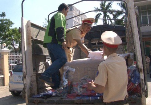 Lực lượng chức năng kiểm tra số hàng hóa bị cấm.