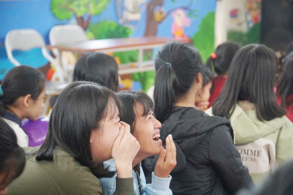 Cả hội trường vỡ òa bởi sự dí dỏm và hài hước đến từ các diễn viên không chuyên của nhóm Cầu Vồng 