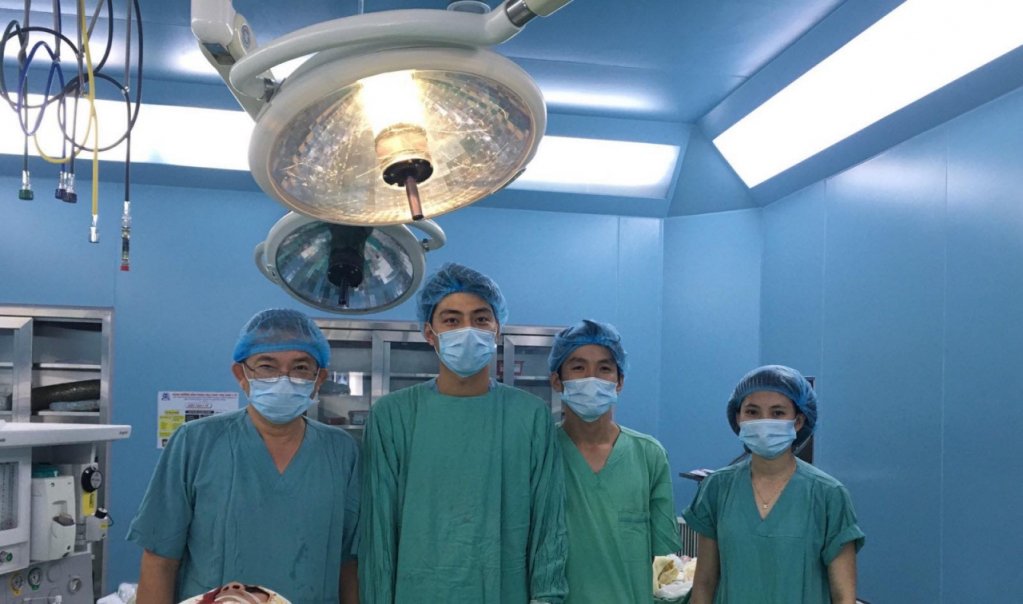 Kíp phẫu thuật cho nam bệnh nhân.