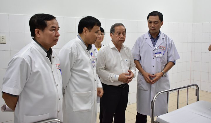 Ông Thọ kiểm tra tình hình chuẩn bị phòng chống dịch bệnh.