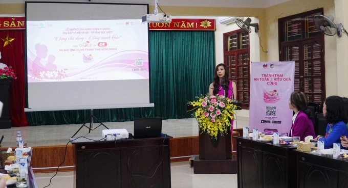 Bà Lê Bảo Ngọc - Giám đốc Marketing của Tổ chức DKT International và Công ty Sự Lựa chọn Vàng (Golden Choice) - đơn vị tiếp thị và phân phối thuốc tránh thai Newchoice & bao cao su OK - phát biểu tại lễ khởi động.