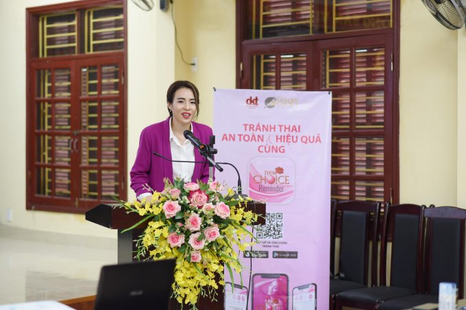Bà Trần Thị Như Trang - Giám đốc Quỹ Vì Tầm Vóc Việt tóm tắt kết quả đạt được của dự án trong 3 năm và nhấn mạnh vai trò của giai đoạn 4 “Đây sẽ là điều kiện tiên quyết chuẩn bị cho việc mang thai và nuôi dưỡng những em bé khỏe mạnh, ổn định tài chính trong gia đình, đảm bảo sức khỏe lao động và đóng góp cho sự phát triển của đất nước.”
