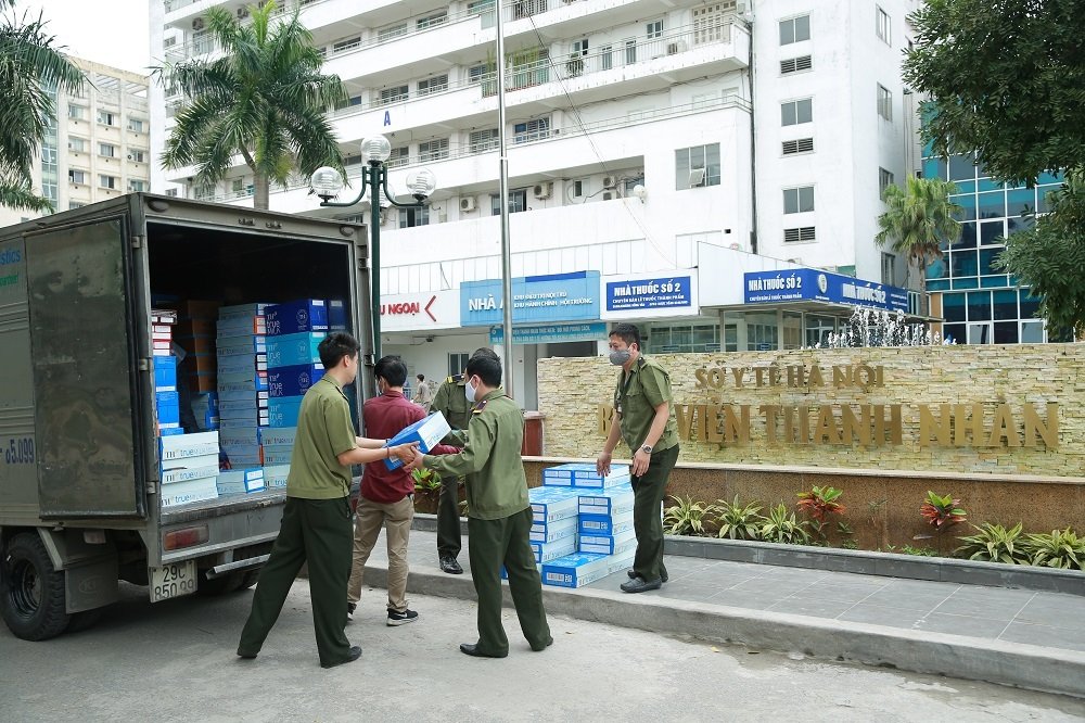 Những ly sữa tươi góp phần tiếp sức cho các y bác sỹ và người cách ly ở bệnh viện Thanh Nhàn (Hà Nội).